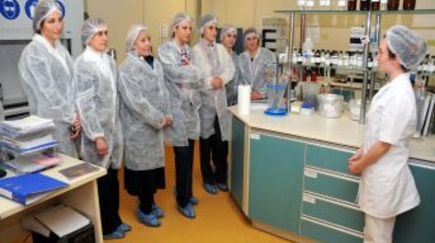 Kadın girişimciler, tıbbi şırınga imalathanesini gezdi