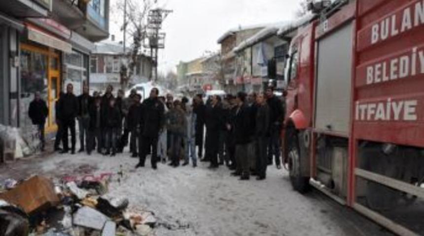 &Ccedil;eyiz mağazasındaki yangın, maddi hasara yol a&ccedil;tı