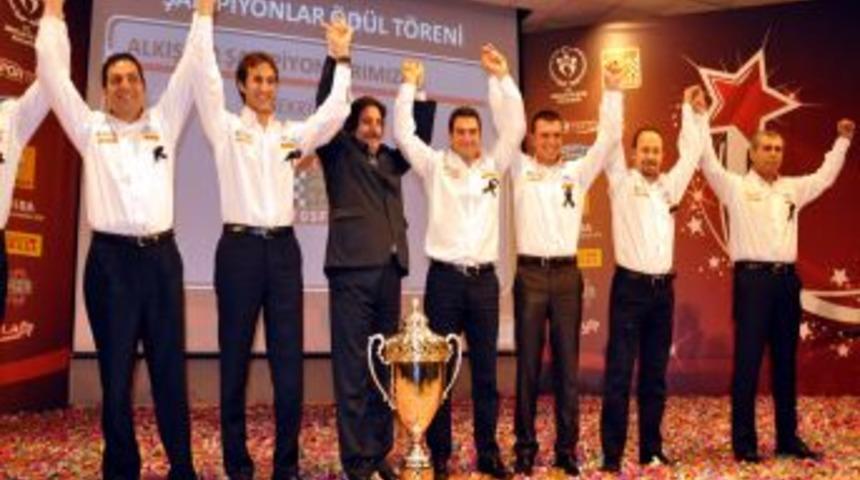 Otomobil sporlarında şampiyonlar kupalarına kavuştu