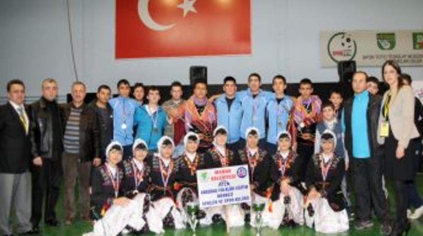 Mamak Belediyesi halk oyunları ekibi madalyaları topladı