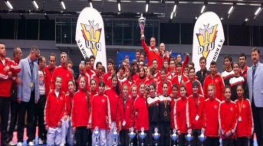 &Ouml;zel Feza Koleji&rsquo;nin bayan tekvandocusu, Almanya Turnuvası&rsquo;nda 1. oldu