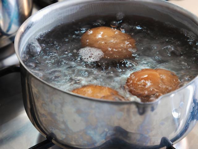 Ne sirke ne limon: M&uuml;kemmel kıvam i&ccedil;in yumurta haşlarken i&ccedil;ine koyun! 