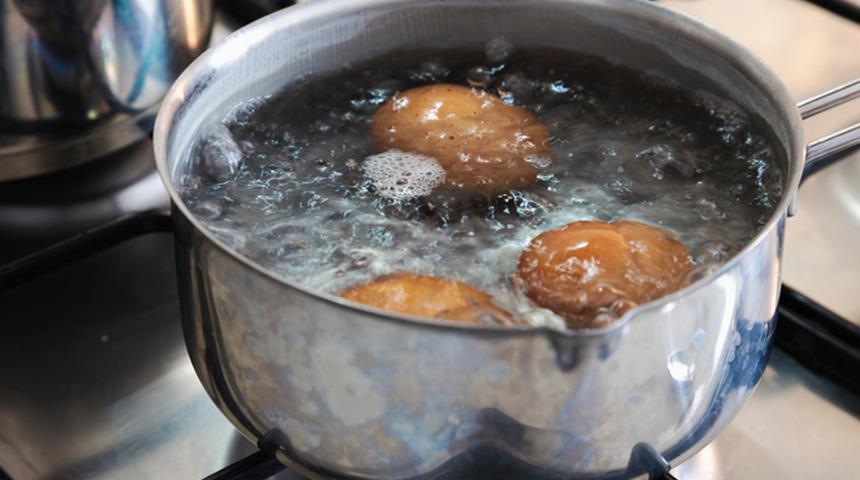 Ne sirke ne limon: M&uuml;kemmel kıvam i&ccedil;in yumurta haşlarken i&ccedil;ine koyun! 