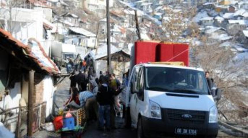 Toprak kayması sonucu evlerini boşaltanlara belediyeden destek