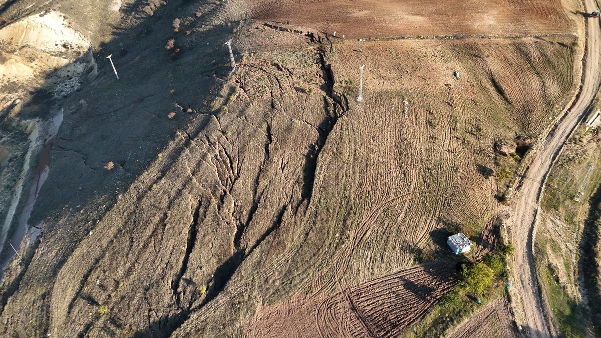 Yozgat ta korkutan g&ouml;r&uuml;nt&uuml;: Depremi andıran derin yarıklar oluştu 1