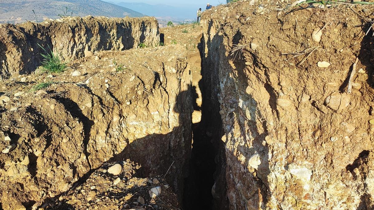 Yozgat ta korkutan g&ouml;r&uuml;nt&uuml;: Depremi andıran derin yarıklar oluştu 2