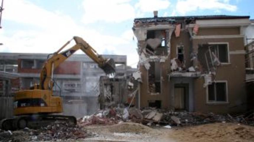 &Ccedil;ankaya'da ka&ccedil;ak yapılar belediye tarafından yıkılıyor