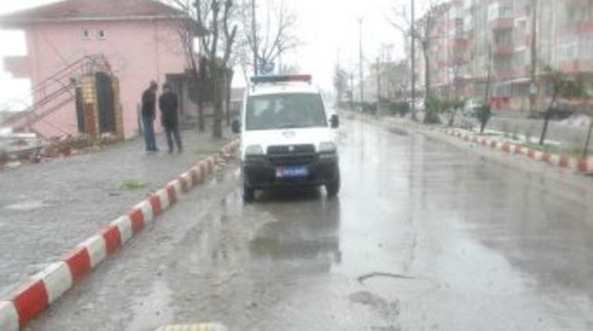 Dalgaların caddeye taşıdığı cisim mayın paniği yaşattı