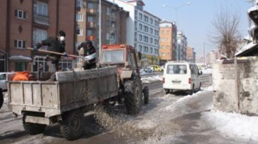 Sivas Belediyesi, karla m&uuml;cadelede 2 bin 500 ton tuz kullandı