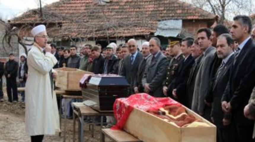 Servis kazasında &ouml;len &uuml;&ccedil; &ouml;ğrenci toprağa verildi