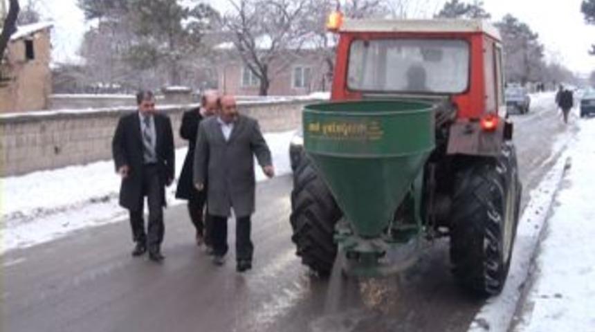 Erzincan Belediyesi tuzlama &ccedil;alışmasına devam ediyor