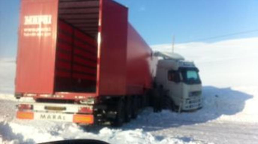 Taşlı&ccedil;ay'da TIR kazası