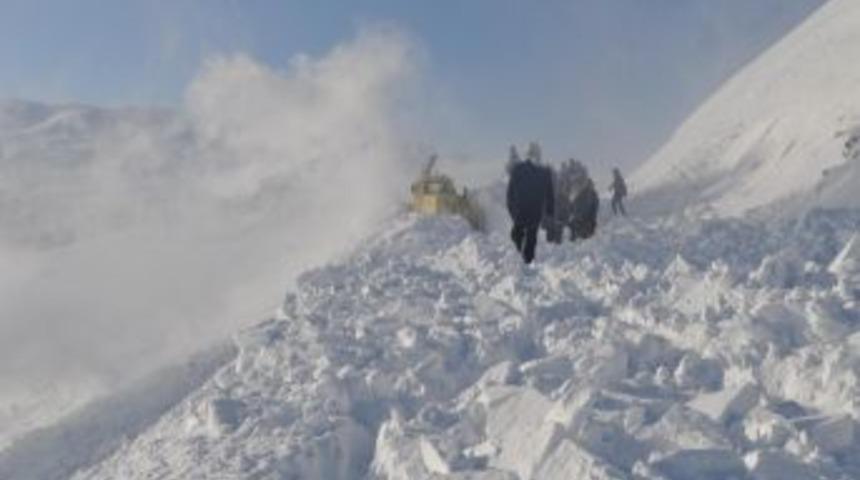 Muş'ta &Ouml;zel İdare ekibinin &uuml;zerine &ccedil;ığ d&uuml;şt&uuml;