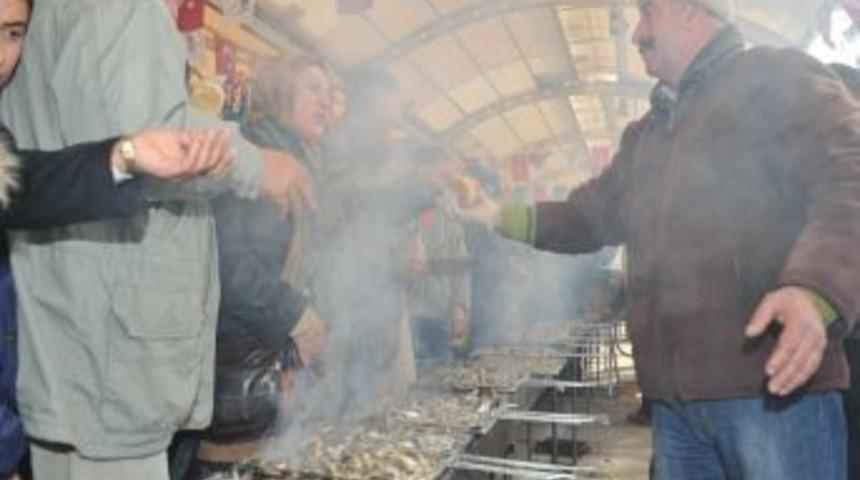 Karadenizliler İzmir'de 500 metrelik hamsi mangalı yaptı