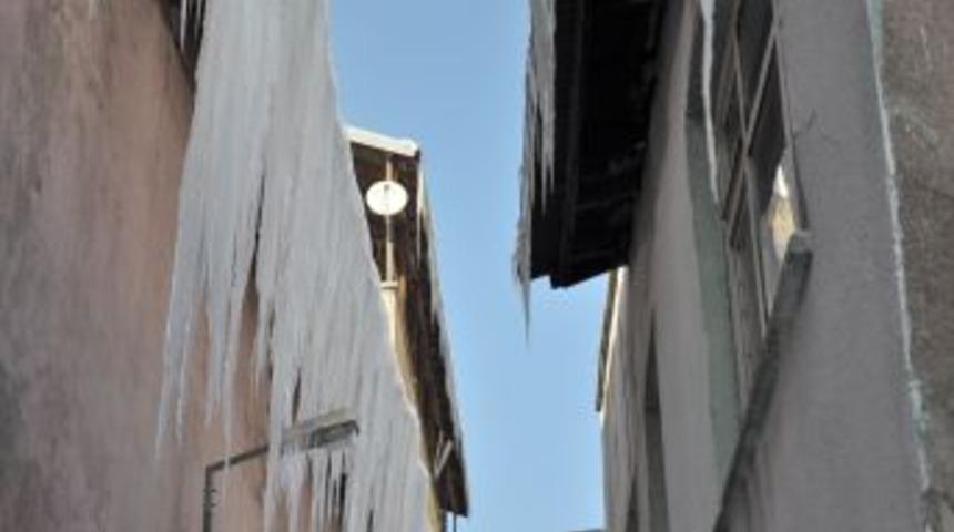 Erzurum&rsquo;da ağa&ccedil;larda buz sarkıtları oluştu