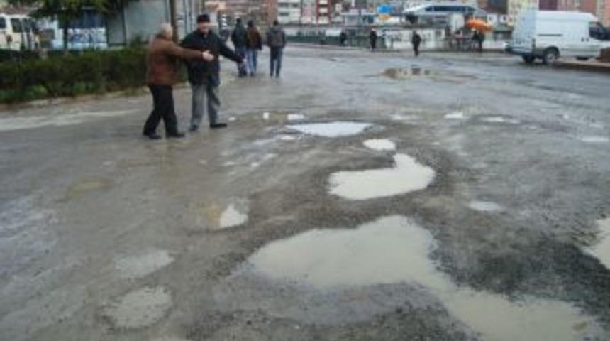 Çukurlar vatandaşları ve sürücüleri bezdirdi