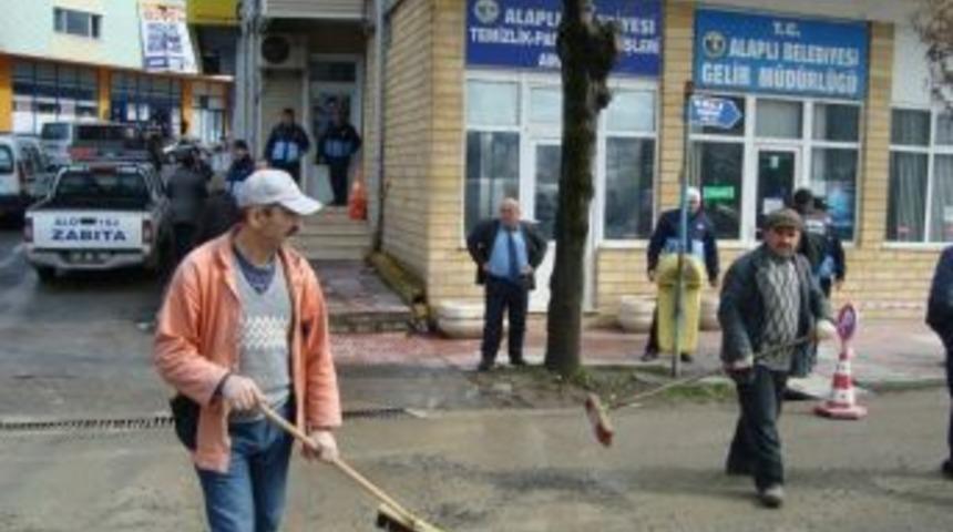 Alaplı'da çukurlara asfalt yama yapılıyor