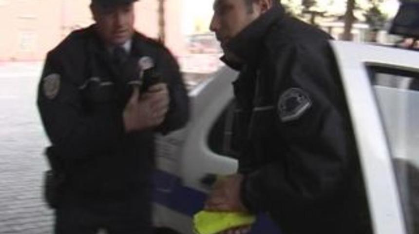 Polisi bı&ccedil;akladılar