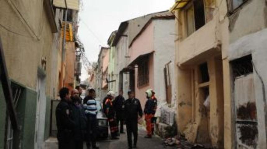 İzmir'de yangın: 1 &ouml;l&uuml;