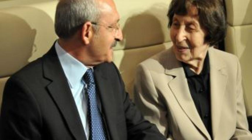 Rahşan Ecevit, CHP Genel Merkezi'nde tiyatro izledi