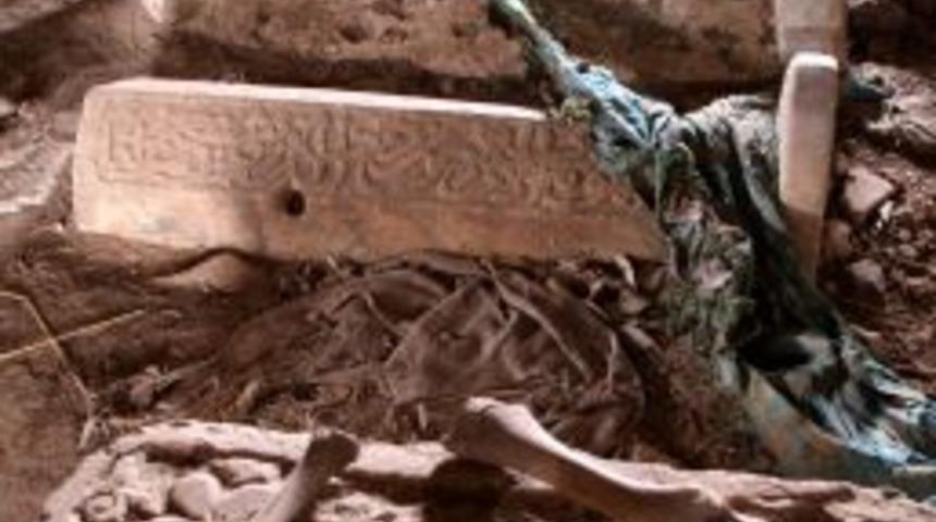 &Ouml;ğretim &uuml;yesi, 631 yıllık t&uuml;rbedeki define talanını ortaya &ccedil;ıkardı