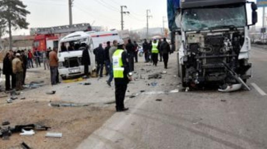 &Ouml;ğrenci servisi TIR ile &ccedil;arpıştı: 10 yaralı