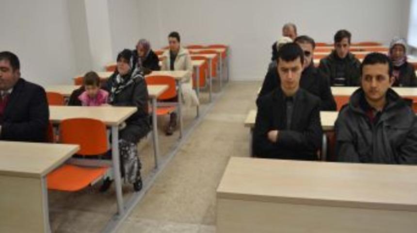 G&ouml;rme engelliler &ouml;nce okuma-yazma, sonra Kuran-ı Kerim &ouml;ğrenecek