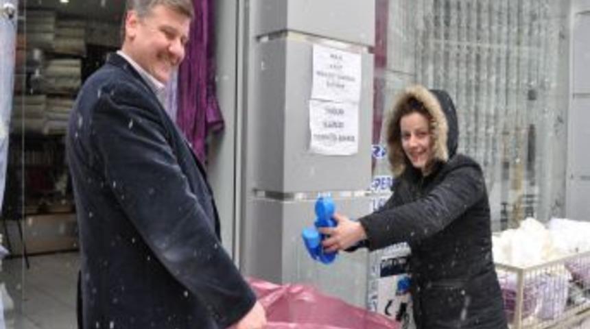 D&uuml;kkanının &ouml;n&uuml;ne koyduğu kapak kumbarasıyla, ayda 3 tekerlekli sandalye alıyor