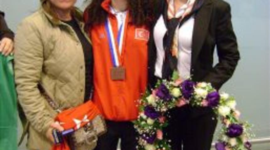 Eskrim'de Avrupa 3.&rsquo;s&uuml; Ilgın Sarban İstanbul&rsquo;a d&ouml;nd&uuml;