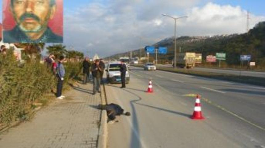 Yolda d&uuml;ş&uuml;p hayatını kaybetti