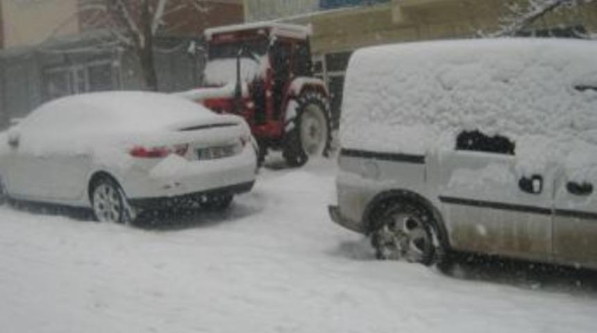 Kar k&ouml;y yollarına ge&ccedil;it vermiyor