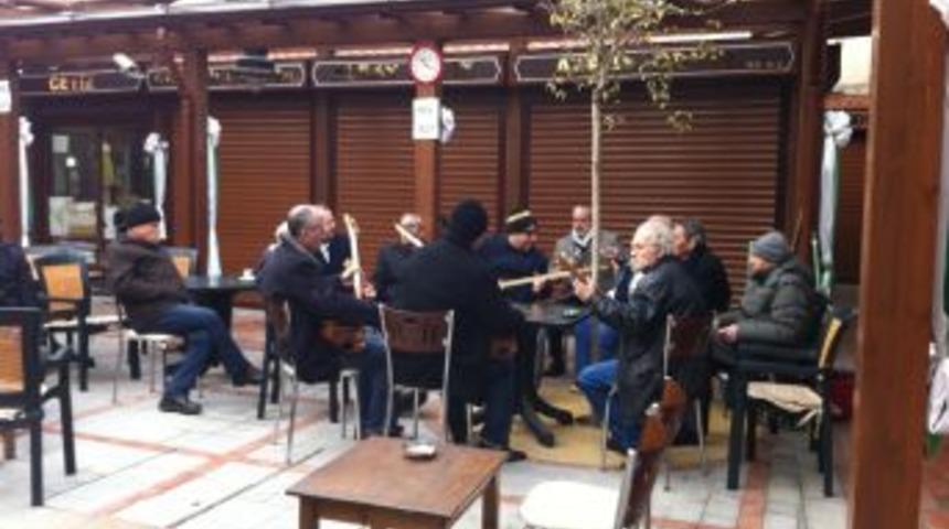 K&ouml;yl&uuml; Pazarı'nda aşıklar konser verdi, vatandaş devamını istedi