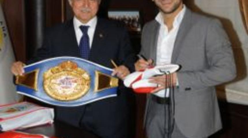 D&uuml;nya şampiyonu Aldırmaz'a boks eldiveni hediye etti