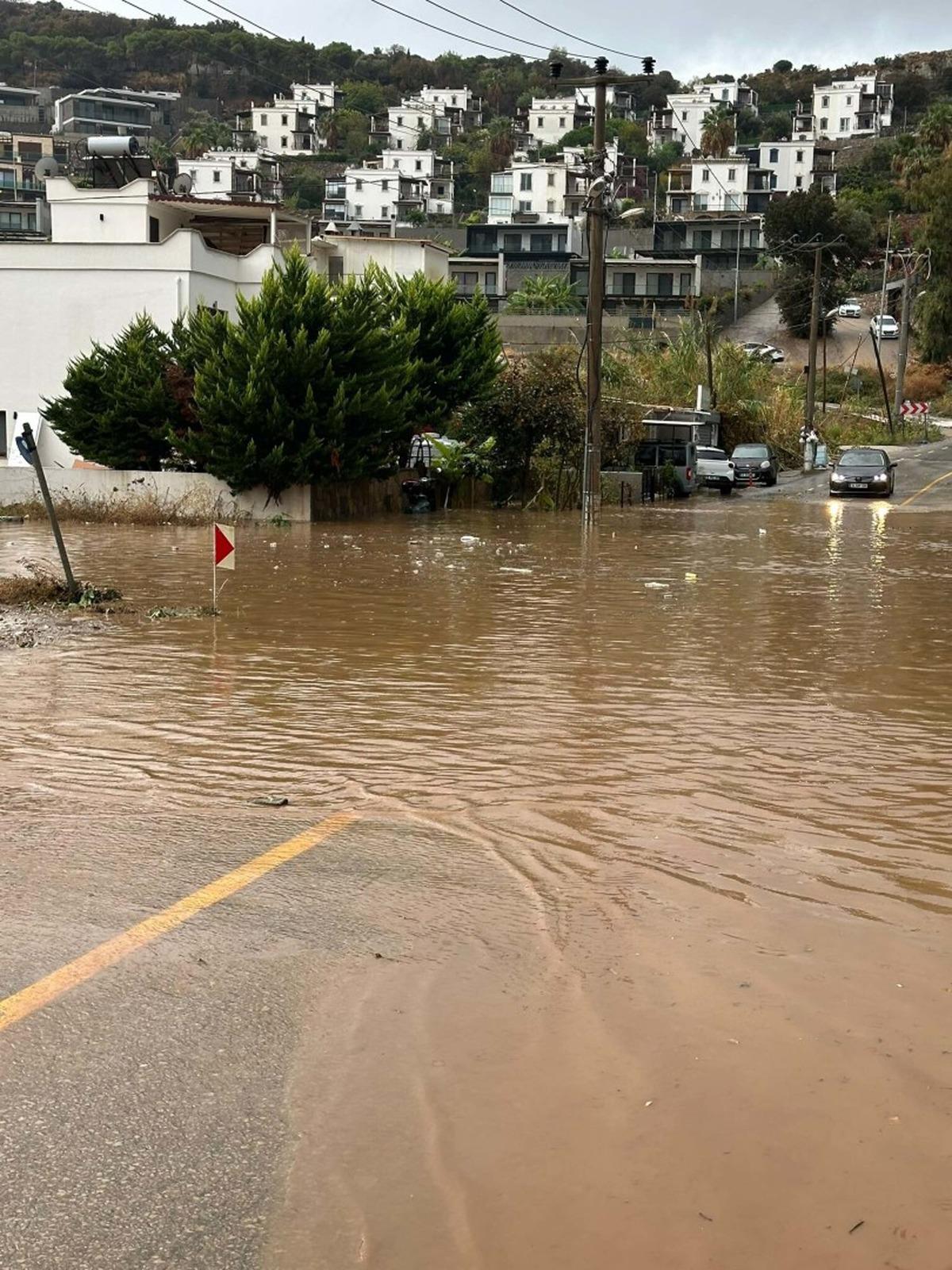 Turizm cennetini su bastı! İl&ccedil;eden fotoğraflar geldi, iş yerleri su altında kaldı 7