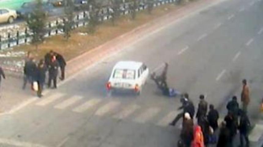 Hız yapan otomobilin &ccedil;arptığı iki bayan yola savruldu