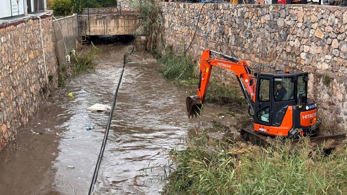 Turizm cennetini su bastı! İl&ccedil;eden fotoğraflar geldi, iş yerleri su altında kaldı 4
