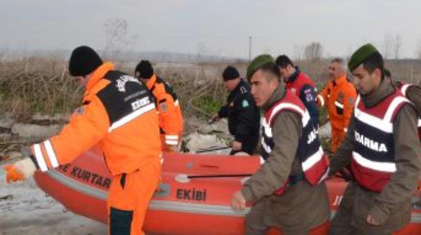 Meri&ccedil; Nehri&rsquo;nde donmak &uuml;zere olan ka&ccedil;akları jandarma kurtardı