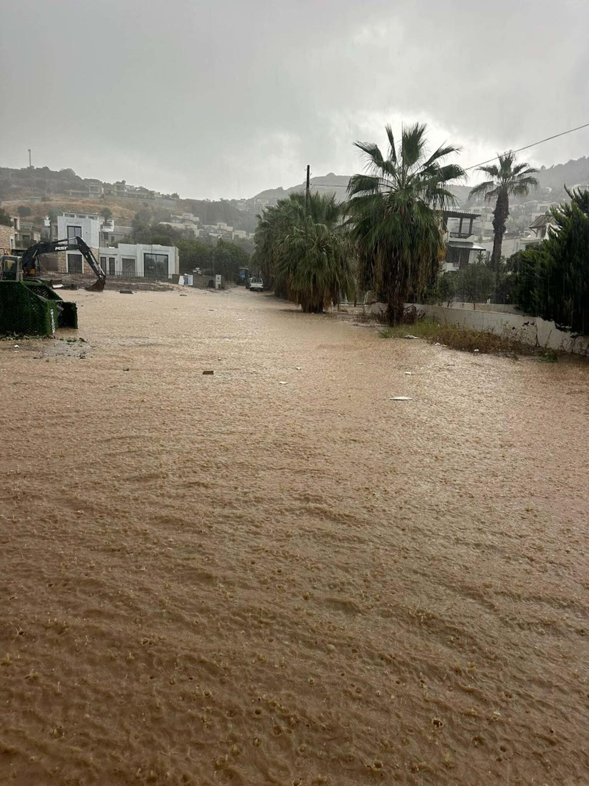 Turizm cennetini su bastı! İl&ccedil;eden fotoğraflar geldi, iş yerleri su altında kaldı 2