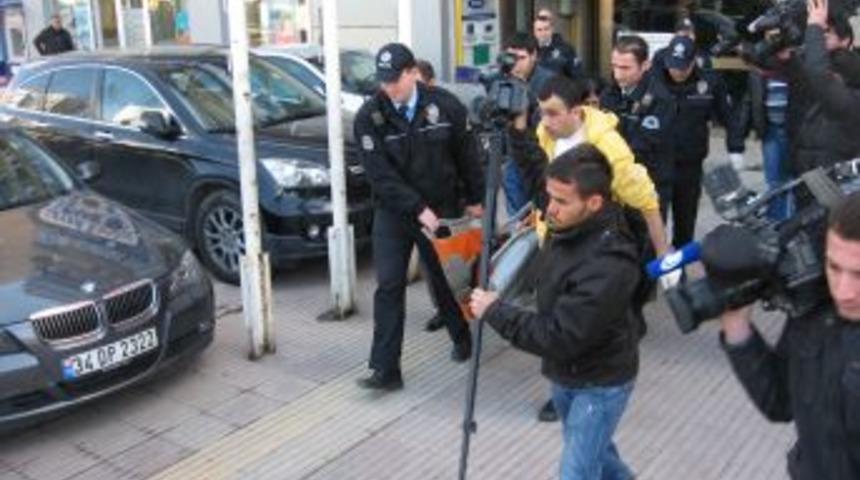 İş hanında silah sesleri korkuttu