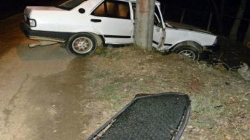 Elektrik direğine &ccedil;arpan otomobilin s&uuml;r&uuml;c&uuml;s&uuml; yaralandı