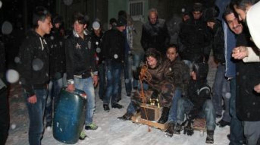 Gen&ccedil;ler caddeyi buz pistine &ccedil;evirdi, kurum m&uuml;d&uuml;rleri eğlenceye ortak oldu