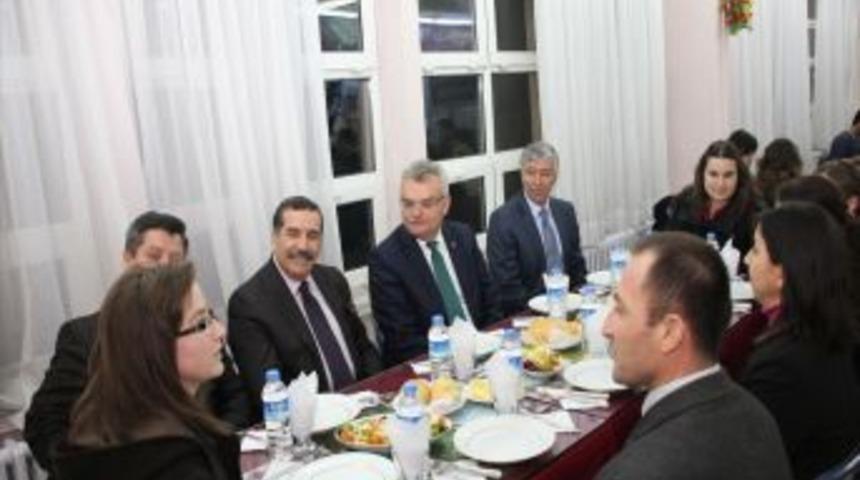 Vali &Ouml;zcan, Yurt-Kur'da kalan &ouml;ğrencilerin sıkıntılarını dinledi