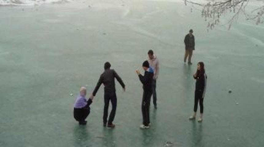 Beyşehir G&ouml;l&uuml; dondu, vatandaşlar uyarılara rağmen buz &uuml;st&uuml;nde eğlendi