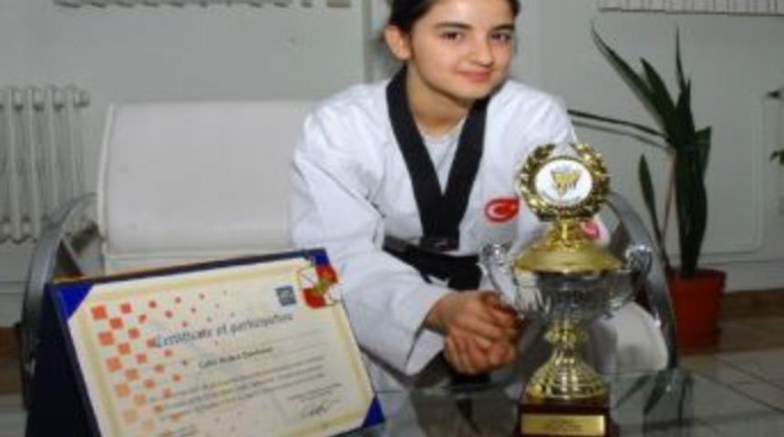 Fezalı K&uuml;bra D&uuml;rdane &Ccedil;akır Avrupa şampiyonu oldu