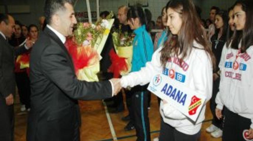 Gen&ccedil; kızlar voleybol grup m&uuml;sabakaları Osmaniye&rsquo;de başladı