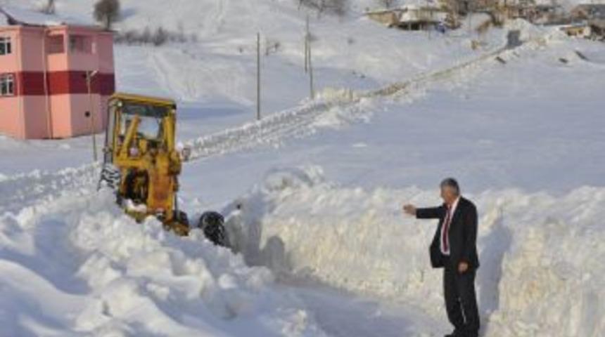 64 yaşındaki iş makinasıyla karla m&uuml;cadele edilmeye &ccedil;alışılıyor