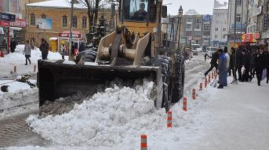 Başkan Başer: Karla m&uuml;cadelede 2 bin ton tuz kullandık