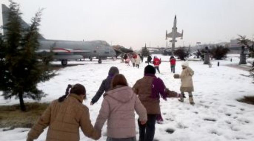 &Ccedil;ocuklar, Hava M&uuml;zesi'nde u&ccedil;akları yakından inceledi