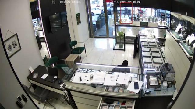 Esenyurt ta kuyumcudaki dehşet kamerada! "Senin için adam vururum" 1