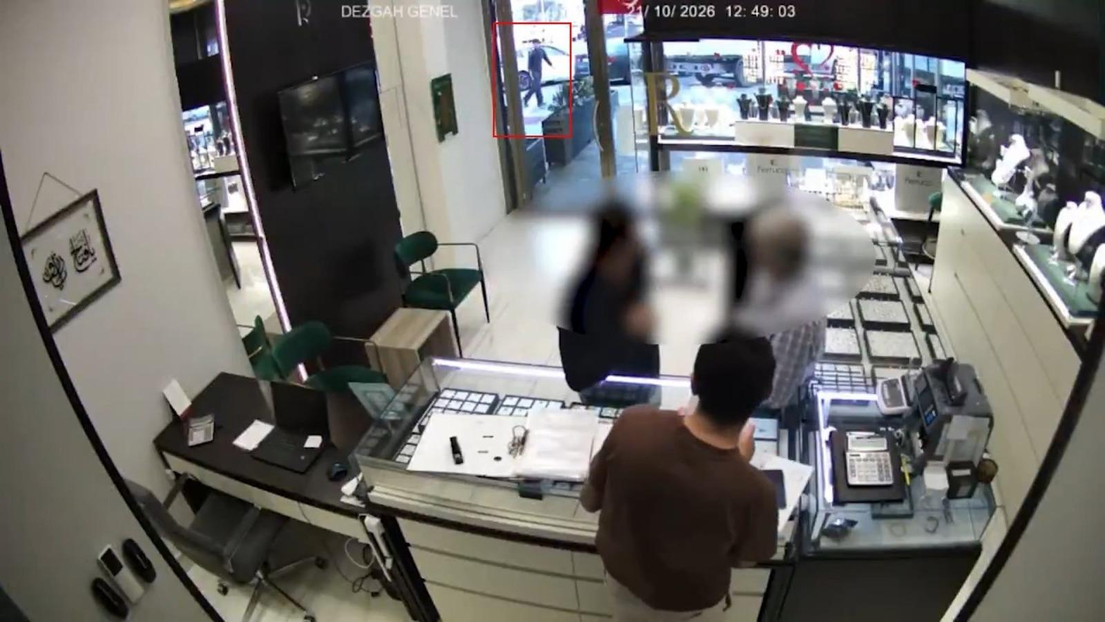 Esenyurt'ta kuyumcudaki dehşet kamerada! "Senin için adam vururum"